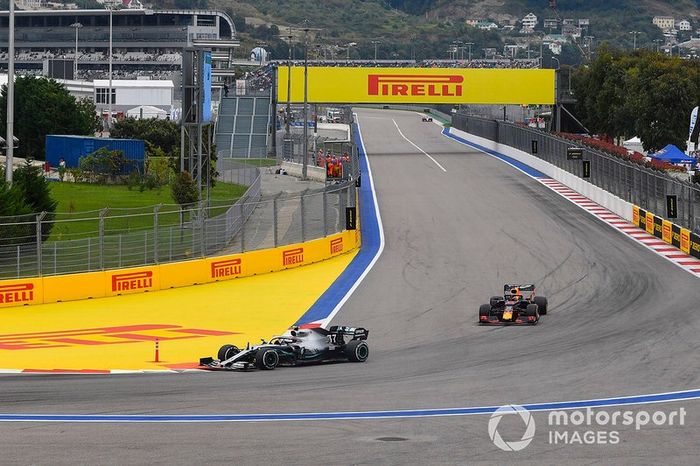 Valtteri Bottas, Mercedes AMG W10, precede Max Verstappen, Red Bull Racing RB15