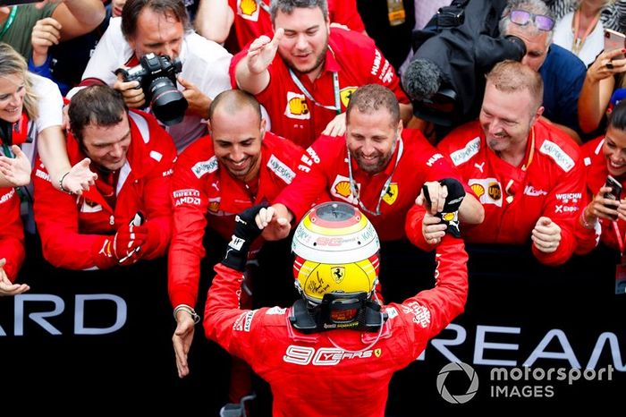 Il secondo classificato Sebastian Vettel, Ferrari, festeggia con il suo team