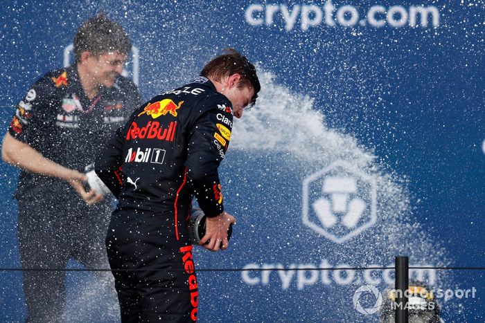 Max Verstappen, Red Bull Racing, 1ª posición, rocía de champagne el podio
