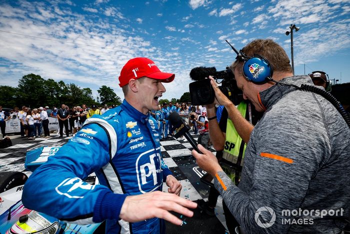 Ganador Josef Newgarden, Team Penske Chevrolet, podio, NBC TV