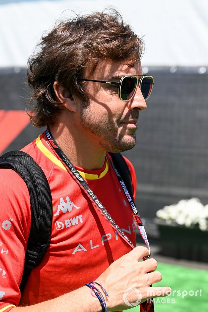 Fernando Alonso, Alpine F1 Team llega al paddock 
