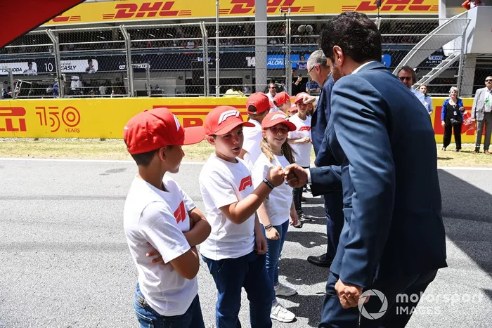 Mohammed bin Sulayem, Presidente de la FIA, y Stefano Domenicali, Director General de la Fórmula 1, se reúnen con algunos niños de la parrilla 