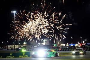 #77 AO Racing Porsche 911 GT3 R (992): Laurin Heinrich, Klaus Bachler, Alessio Picariello conduce bajo los fuegos artificiales 