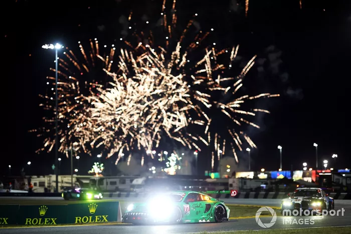 #77 AO Racing Porsche 911 GT3 R (992): Laurin Heinrich, Klaus Bachler, Alessio Picariello conduce bajo los fuegos artificiales 