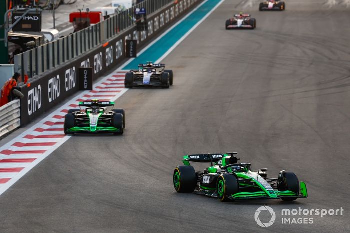 Valtteri Bottas, Stake F1 Team KICK Sauber C44, Zhou Guanyu, Stake F1 Team KICK Sauber C44, Alex Albon, coches Williams FW46.