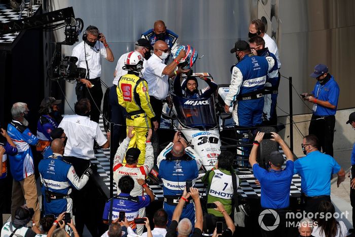 Takuma Sato, Rahal Letterman Lanigan Racing Honda lo celebra con su equipo