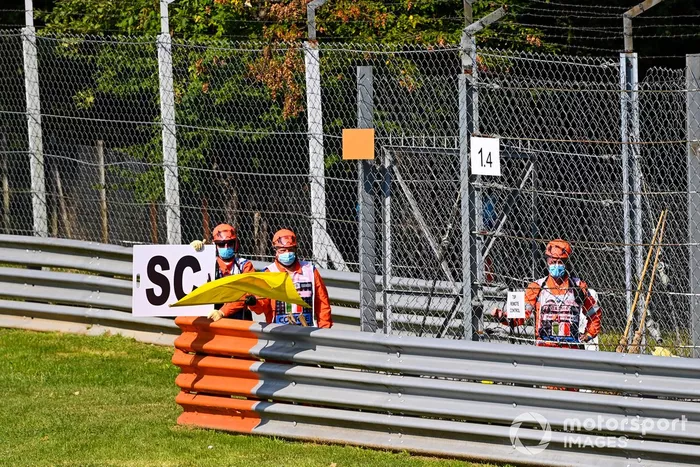 Los oficiales despliegan la señal de Safety Car