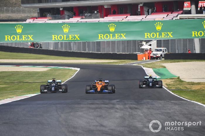 Carlos Sainz Jr., McLaren MCL35, Lewis Hamilton, Mercedes F1 W11, Valtteri Bottas, Mercedes F1 W11