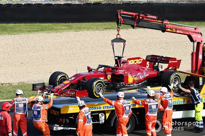 El monoplaza de Sebastian Vettel, Ferrari SF1000,es montado en una grúa