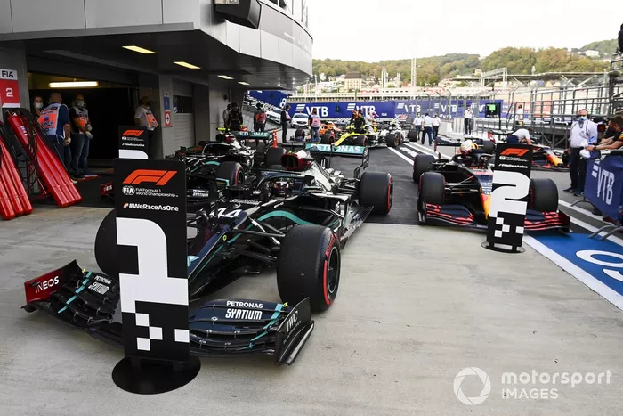 Ganador de la pole Lewis Hamilton, Mercedes F1 W11 en  Parc Ferme y Max Verstappen, Red Bull Racing RB16 y Valtteri Bottas, Mercedes F1 W11 