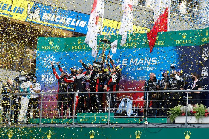 Podio: ganadores #7 Toyota Gazoo Racing Toyota GR010 - Hybrid Hypercar, Mike Conway, Kamui Kobayashi, José María López, segundo lugar #8 Toyota Gazoo Racing Toyota GR010 - Hybrid Hypercar, Sebastien Buemi, Kazuki Nakajima, Brendon Hartley, tercer lugar #36 Alpine Elf Matmut Alpine A480 - Gibson Hypercar, André Negrão, Nicolas Lapierre, Matthieu Vaxiviere