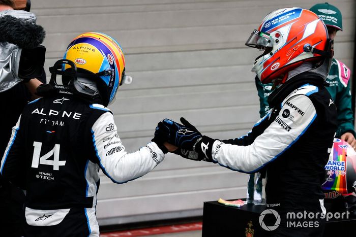 Fernando Alonso, Alpine F1, felicita y celebra con Esteban Ocon, Alpine F1, la 1ª posición, en el Parc Ferme