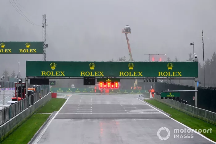 Las luces rojas anuncian suspensión de la carrera por lluvia 
