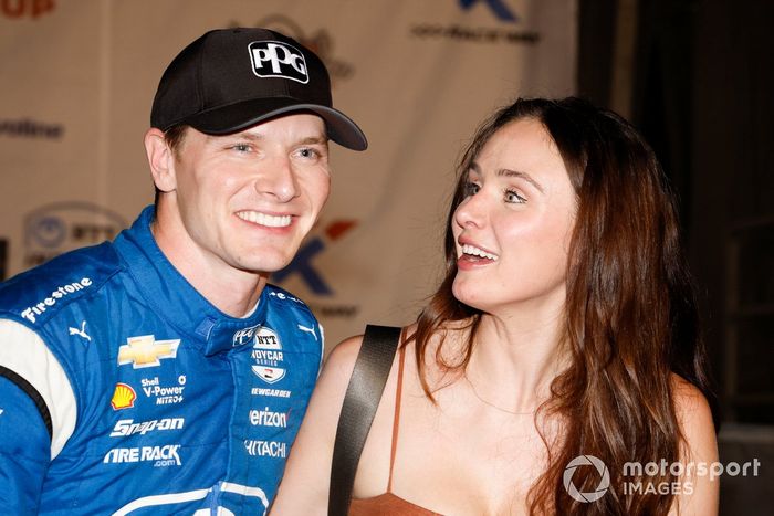 Ganador Josef Newgarden, Team Penske Chevrolet con su esposa Ashley