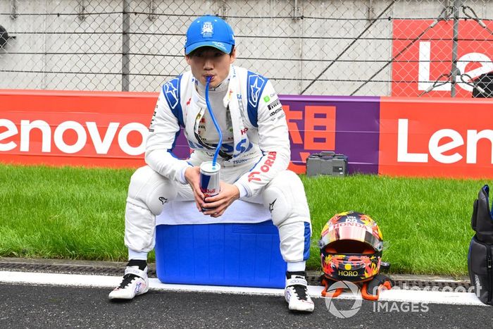 Yuki Tsunoda, Visa Cash App RB F1 Team, en la parrilla de salida
