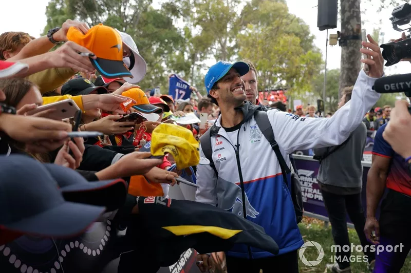 Daniel Ricciardo, Visa Cash App RB F1 Team, prend un selfie avec les fans
