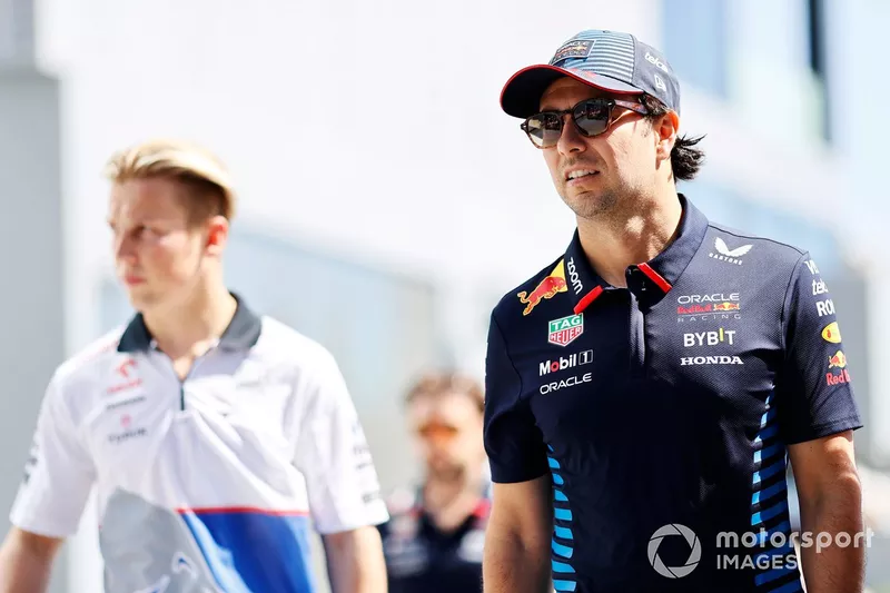 Sergio Perez, Red Bull Racing, arrive sur le circuit avec Liam Lawson, pilote de réserve, Visa Cash App RB F1 Team 
