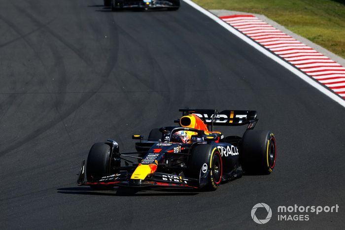 Max Verstappen, Red Bull Racing RB19, Oscar Piastri, McLaren MCL60