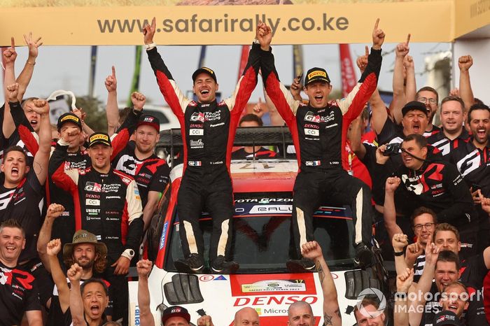 Ganadores Sébastien Ogier, Vincent Landais, Toyota Gazoo Racing WRT Toyota GR Yaris Rally1 con el equipo