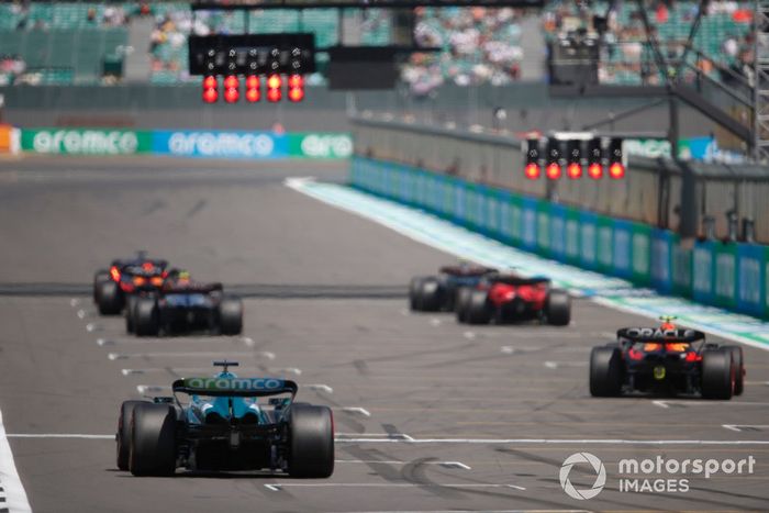 Los pilotos practican sus procedimientos de salida al final de la FP1