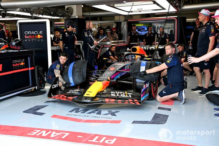 Mecánicos en el garaje con Max Verstappen, Red Bull Racing RB19