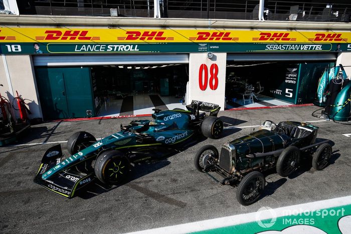 Aston Martin AMR22 de 2022 y Aston Martin Green Pea TT1 de 1922