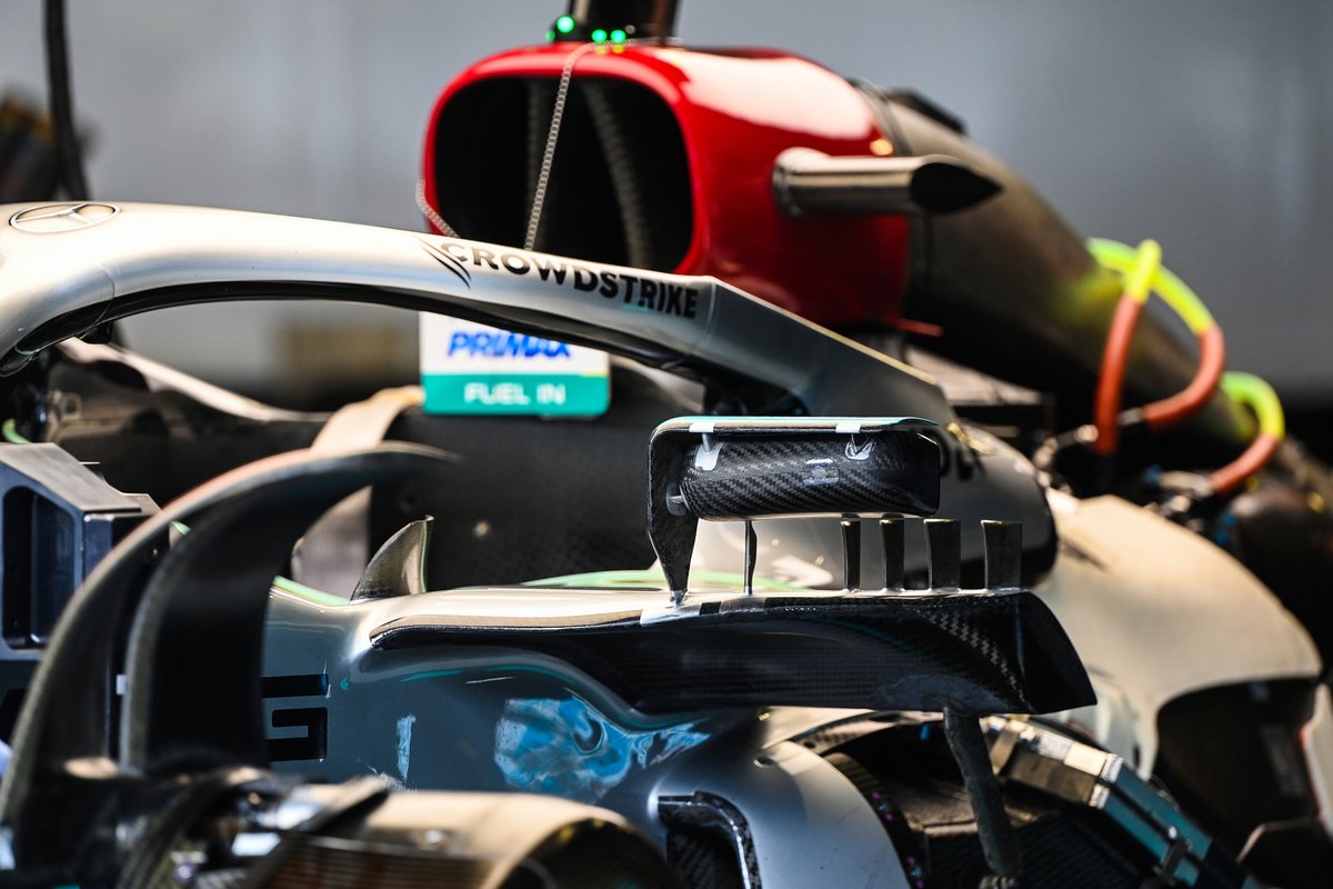 Detalle del espejo del Mercedes W13
