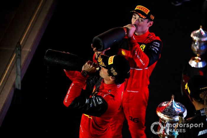 Podio:  segundo lugar Carlos Sainz Jr., Ferrari, ganador Charles Leclerc, Ferrari