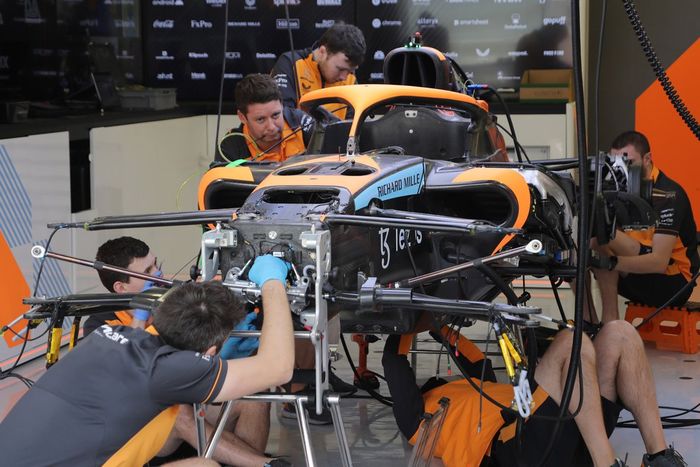 Detalle de la suspensión delantera del McLaren MCL36