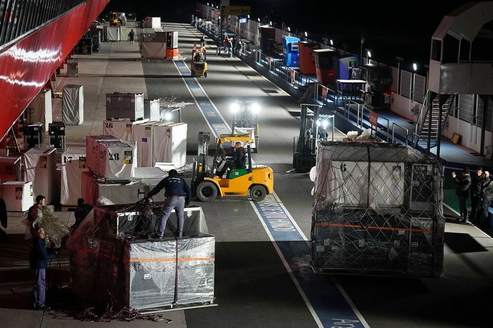 Llegada de carga de los equipos de MotoGP al circuito