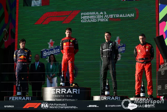 Podio: segundo lugar Sergio Pérez, Red Bull Racing, ganador Charles Leclerc, Ferrari, tercer lugar George Russell, Mercedes-AMG