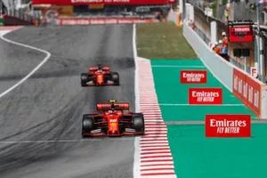Charles Leclerc, Ferrari SF90, voor Sebastian Vettel, Ferrari SF90