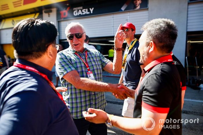 Dietrich Mateschitz, cofundador y director general de Red Bull GmbH y Masashi Yamamoto, director general de Honda Motorsport, celebran la victoria de la carrera