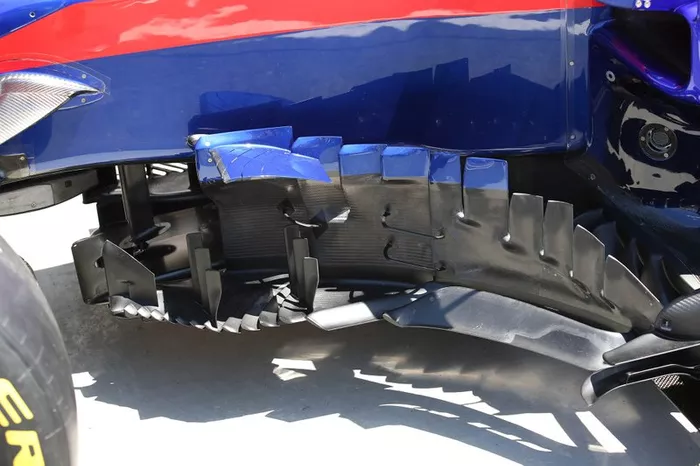 Toro Rosso STR14: Seitliche Windabweiser