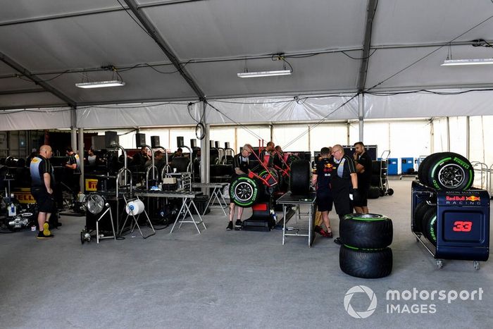 Los ingenieros de Pirelli con neumáticos 