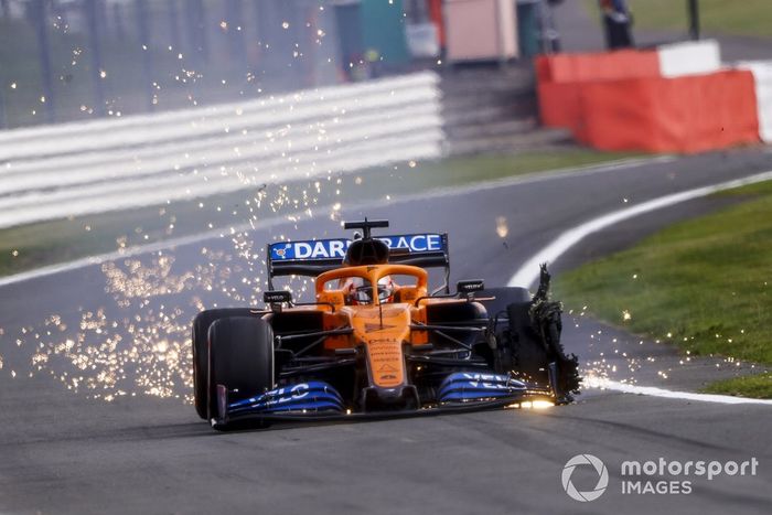 Carlos Sainz Jr., McLaren MCL35, con un neumático pinchado