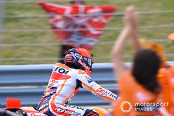 Márquez, con una posible fractura en su mano derecha tras Portimao