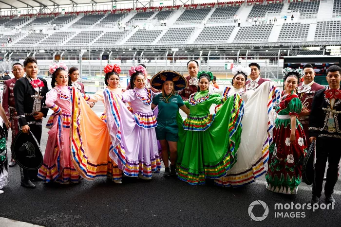 Bailarines mexicanos en el pitlane