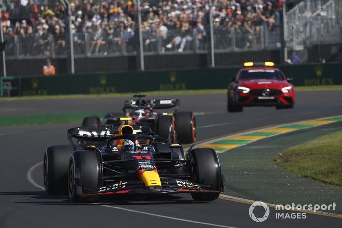 Sergio Pérez, Red Bull Racing RB19, Valtteri Bottas, Alfa Romeo C43