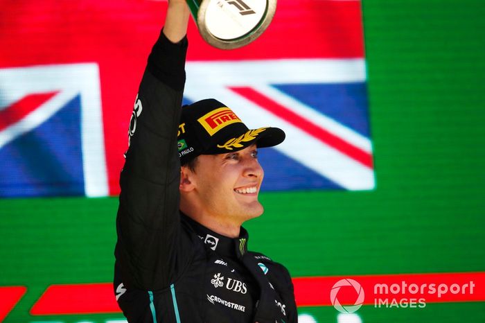 Podio: ganador George Russell, Mercedes AMG