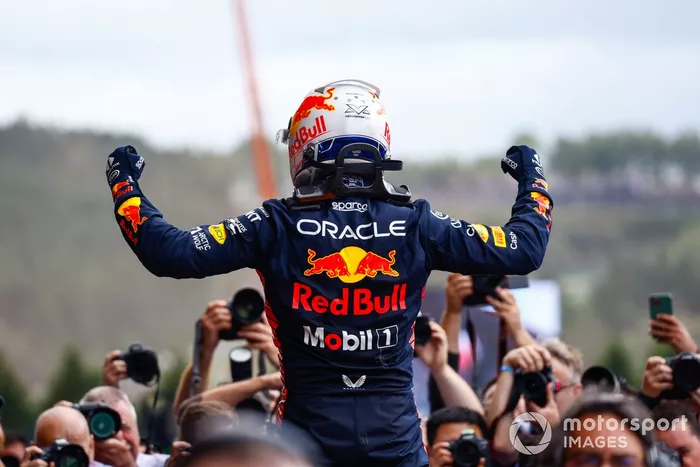 Max Verstappen, Red Bull Racing, 1ª posición, celebra su llegada al Parc Ferme