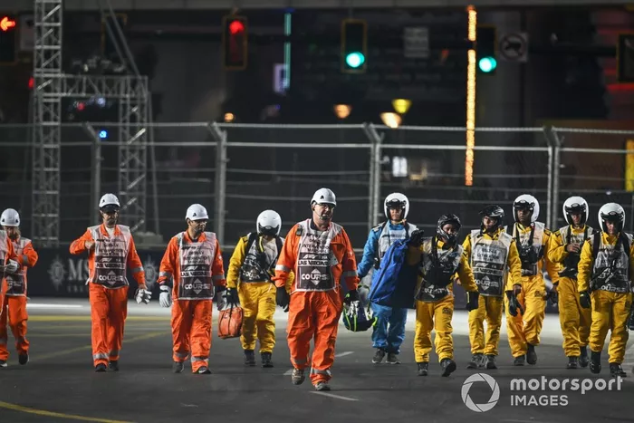 Alguaciles en pista