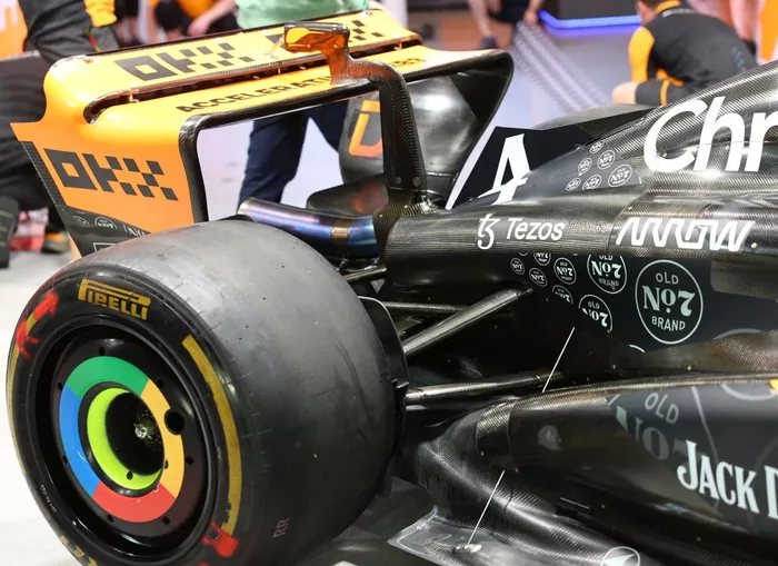 MCL60のマシン後方にはロゴが散りばめられた。