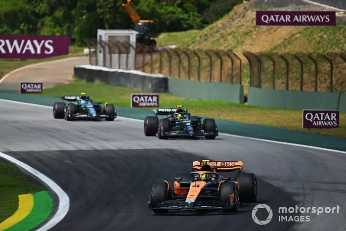 Lando Norris, McLaren MCL60, Lewis Hamilton, Mercedes F1 W14, Fernando Alonso, Aston Martin AMR23