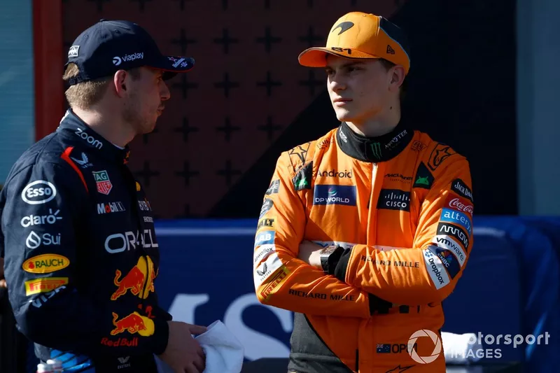 Pole man Max Verstappen, Red Bull Racing, Oscar Piastri, McLaren F1 Team, praten in Parc Ferme na de kwalificatie