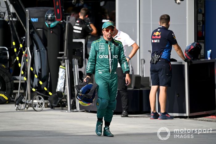 Fernando Alonso, Aston Martin F1 Team, camina por el pit lane 