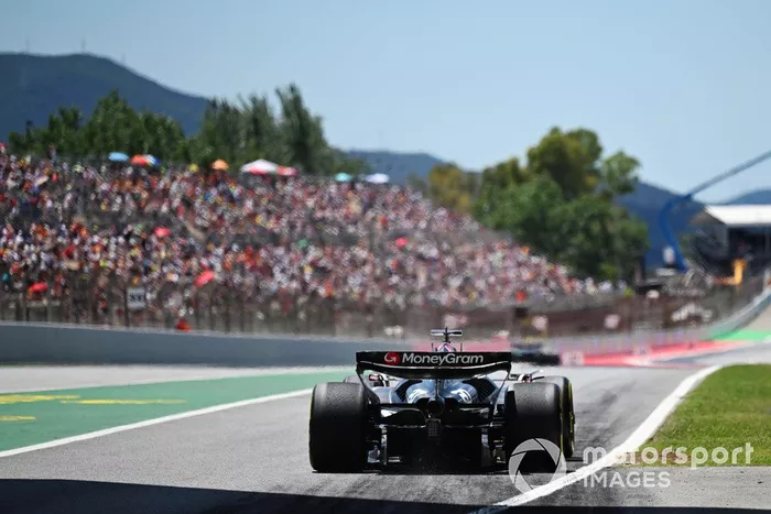 Kevin Magnussen, Haas VF-24, sale del pit lane