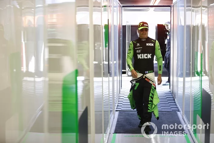 Valtteri Bottas, KICK Sauber, en el garaje 
