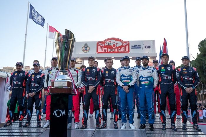 Todos los pilotos y copilotos con el trofeo