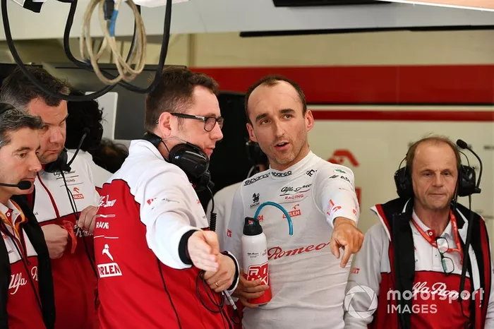 Robert Kubica, Alfa Romeo, habla con los miembros del equipo, incluyendo a Josef Leberer